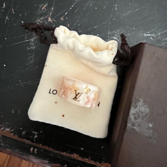 Louis Vuitton Ring - Picture 10 of 14